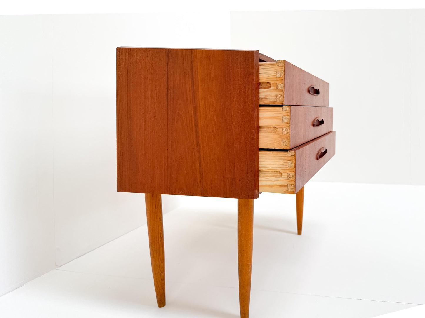 Vintage Mid-Century Teak Veneer Chest of Drawers – Scandinavian Minimalist Design
