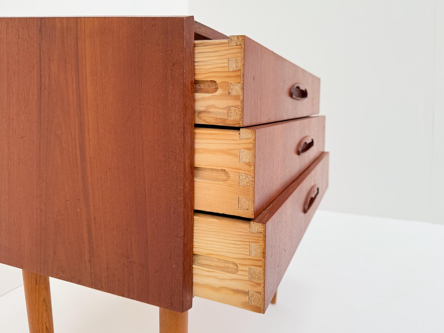 Vintage Mid-Century Teak Veneer Chest of Drawers – Scandinavian Minimalist Design