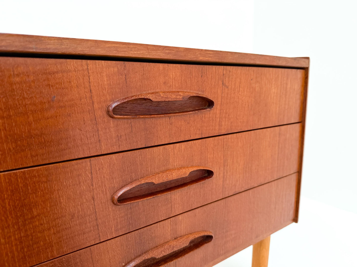Vintage Mid-Century Teak Veneer Chest of Drawers – Scandinavian Minimalist Design