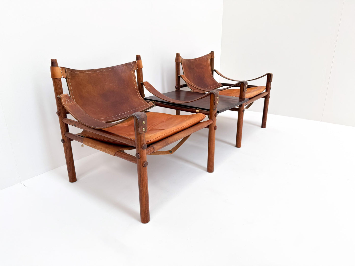 Pair of Arne Norell 'Sirocco' Safari Chairs in Cognac Leather, Sweden 1960s + Tabletop