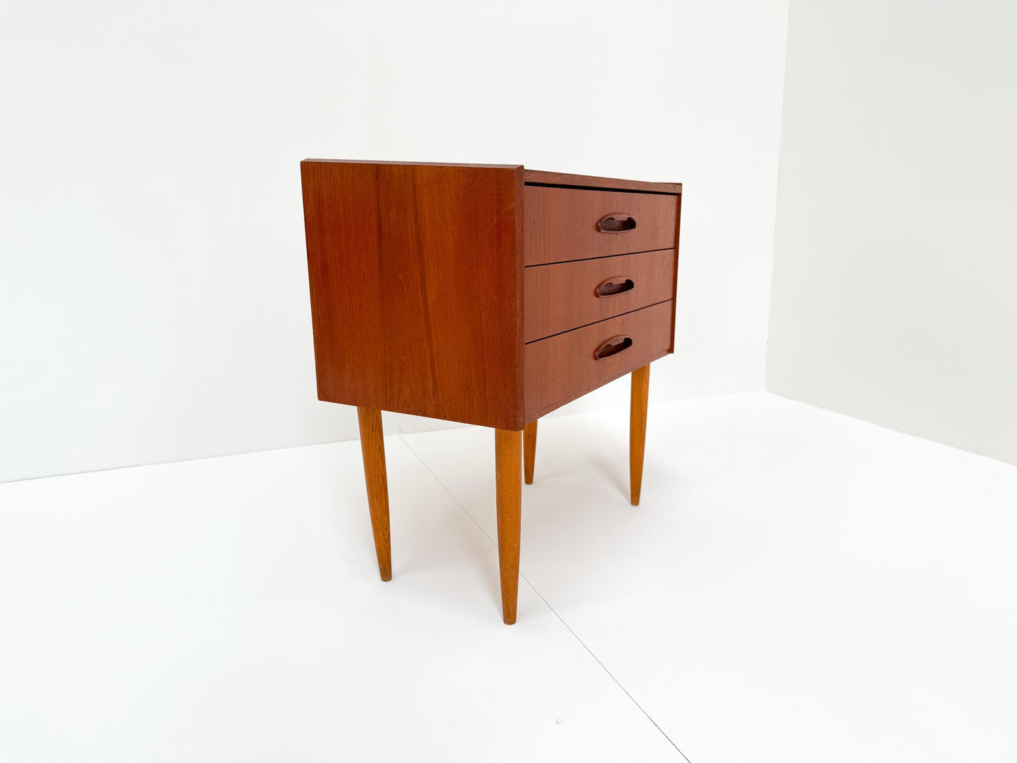 Vintage Mid-Century Teak Veneer Chest of Drawers – Scandinavian Minimalist Design