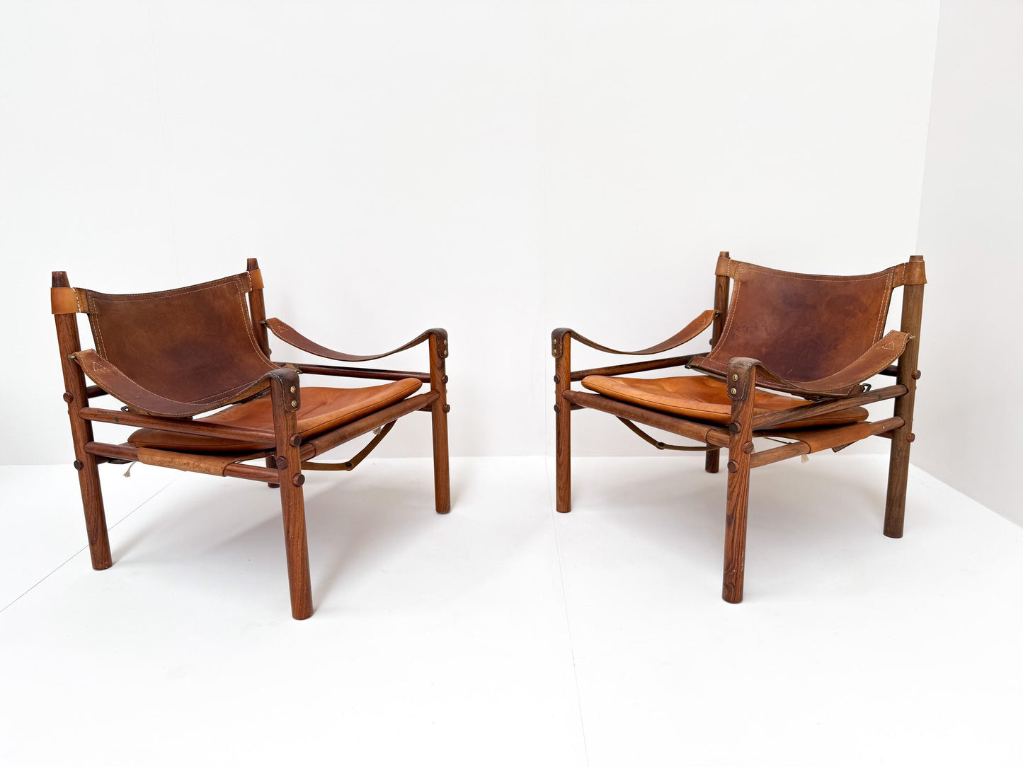 Pair of Arne Norell 'Sirocco' Safari Chairs in Cognac Leather, Sweden 1960s + Tabletop