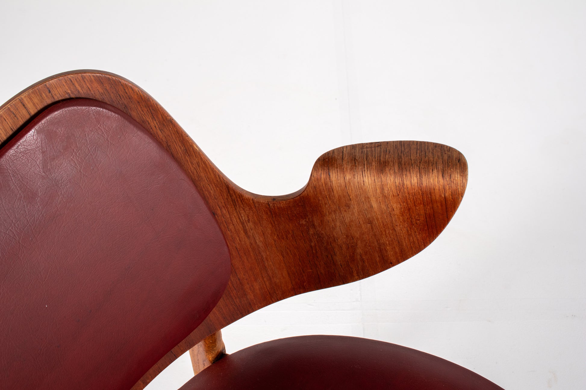 Detail of wood grain on Hans Olsen Model 107 armchair