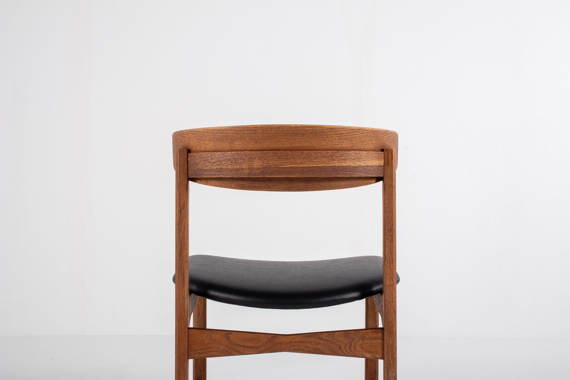 Scandinavian dining chairs curved backrest