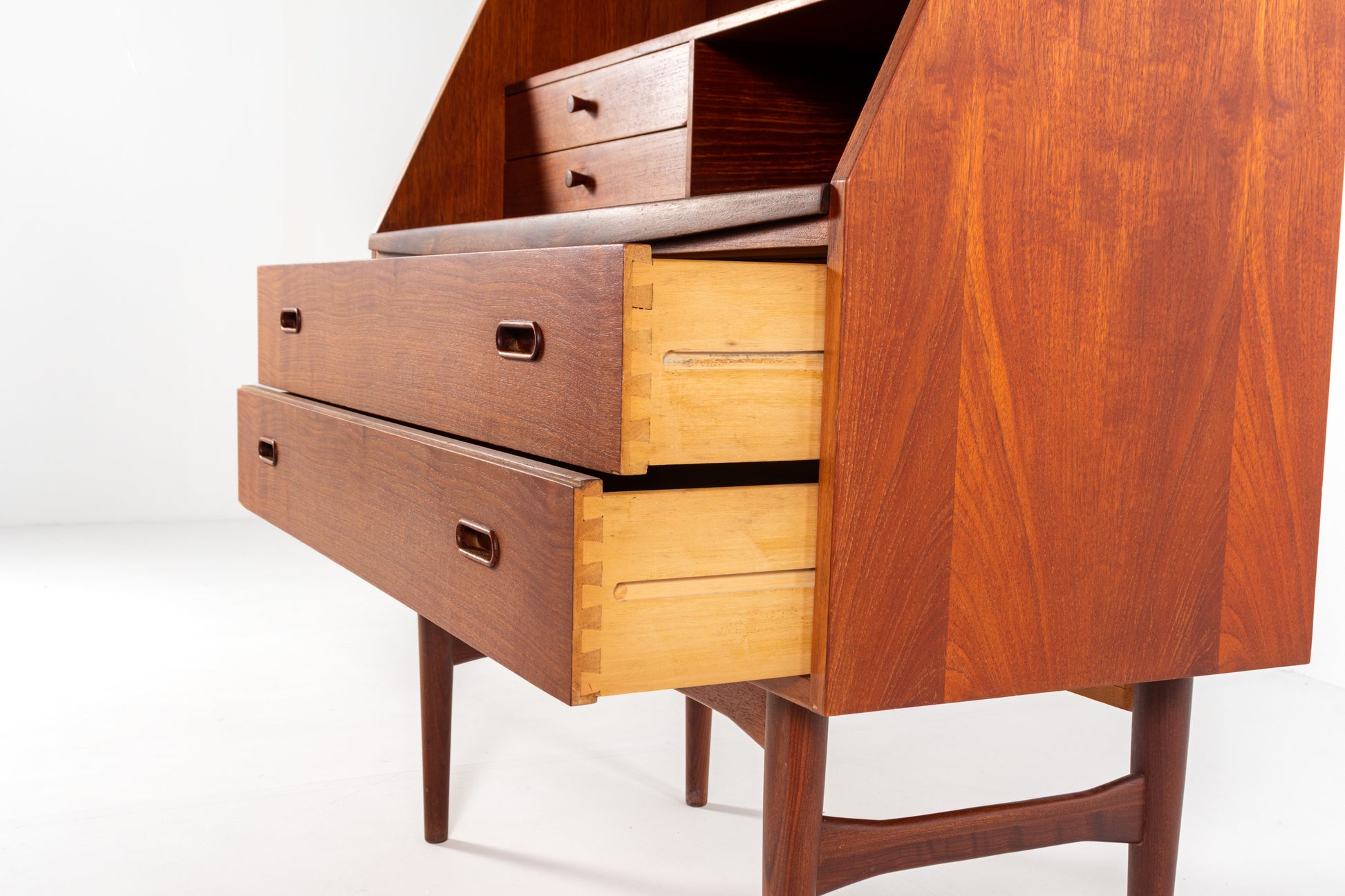 Desk drawers storage detail