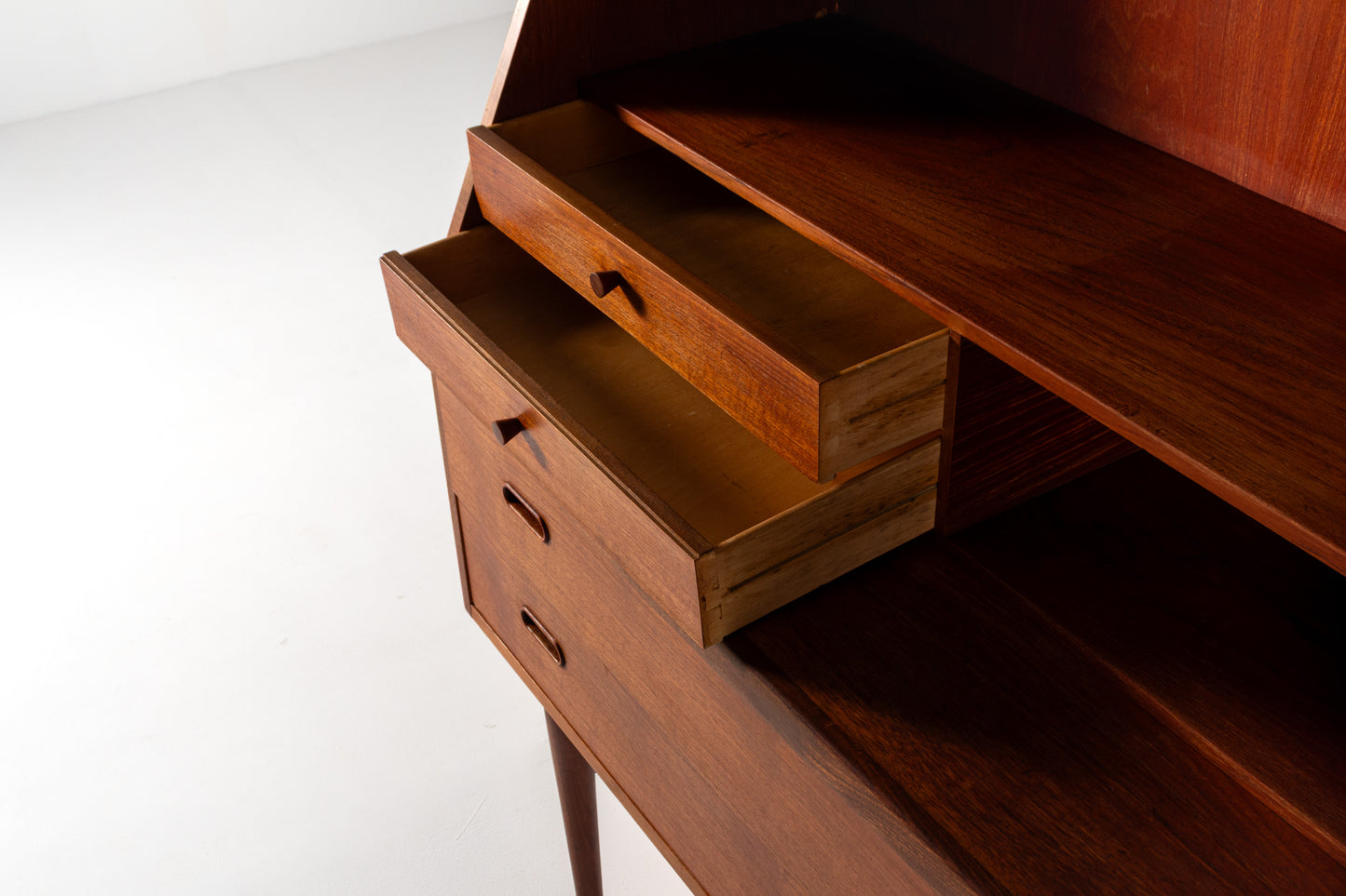 Desk drawers storage detail