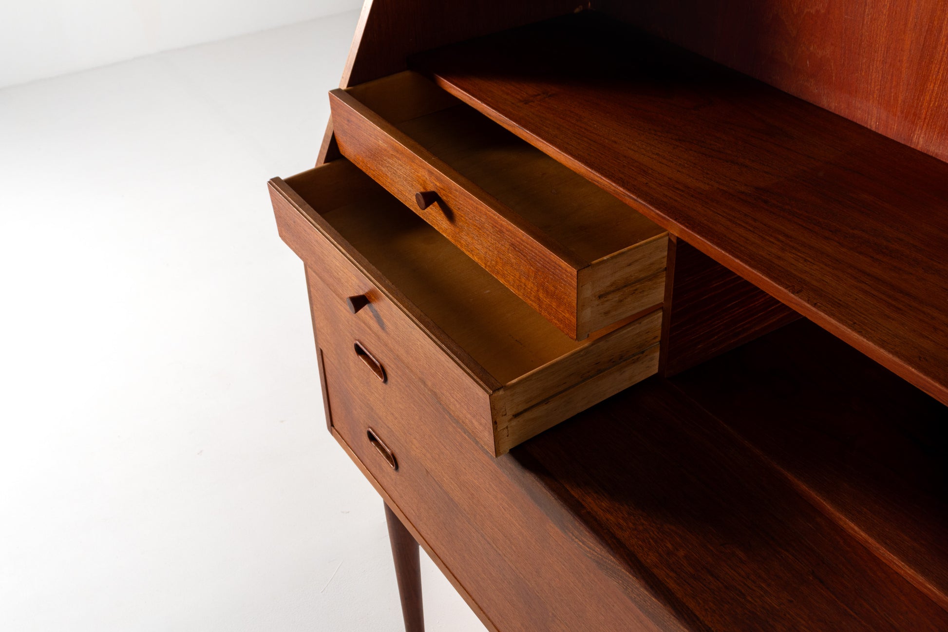 Desk drawers storage detail