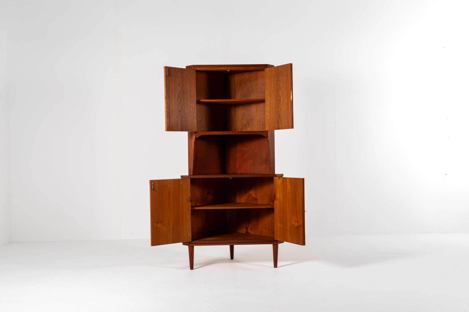 Corner cabinet interior shelves storage