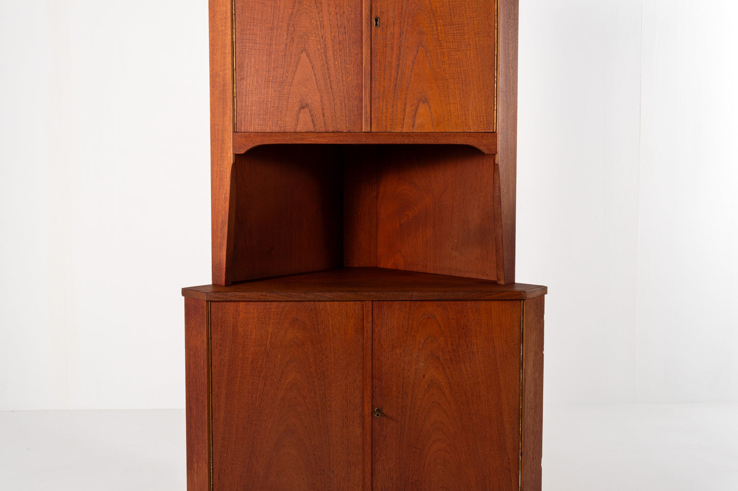 Corner cabinet shelves storage