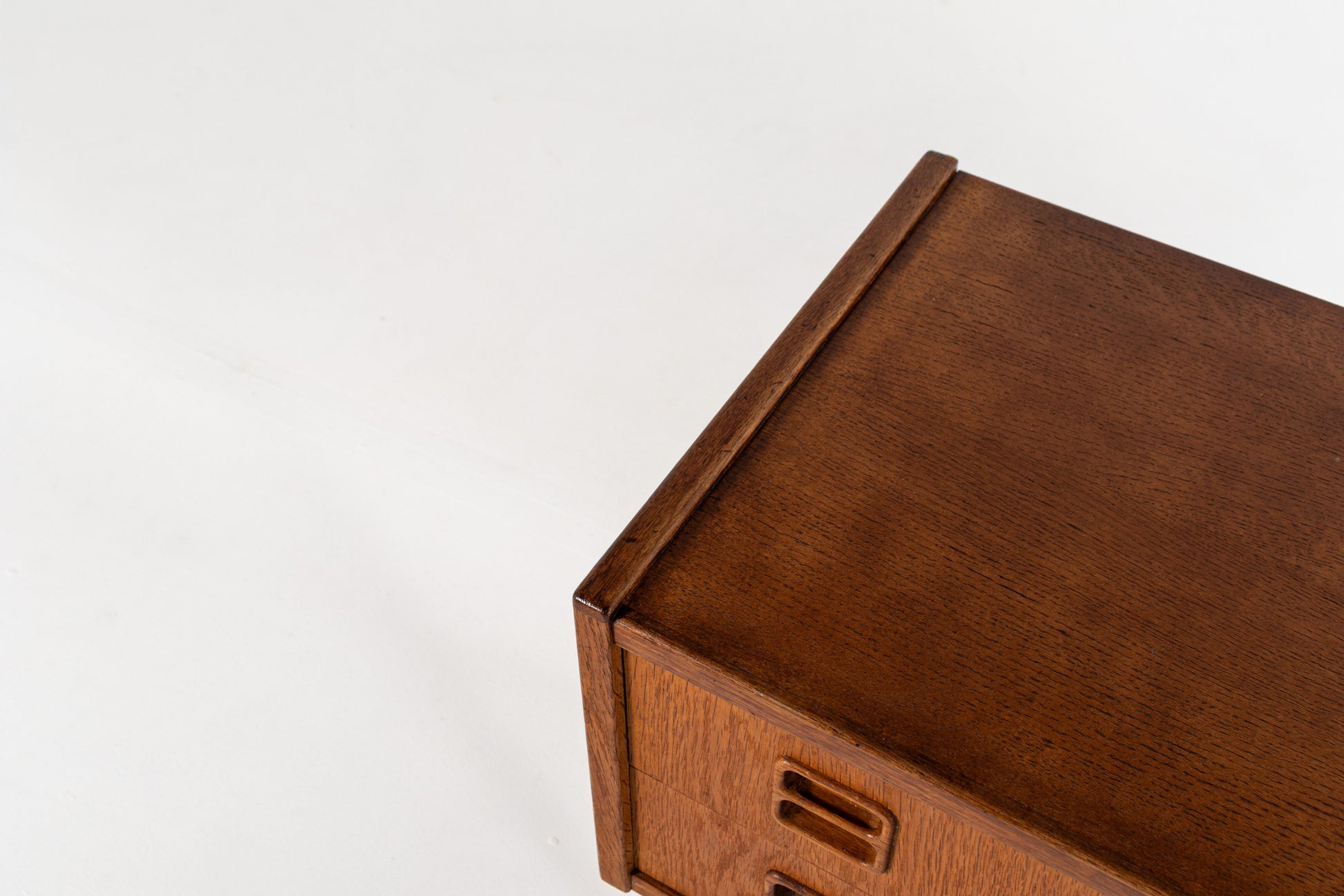 Oak wood grain detail cabinet