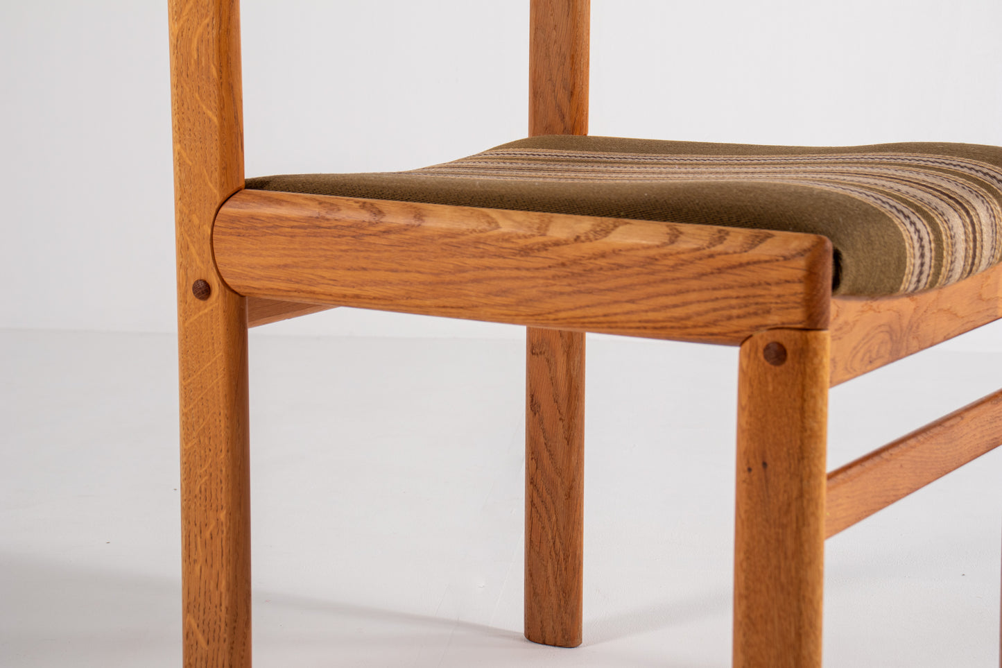 Oak wood grain detail chairs