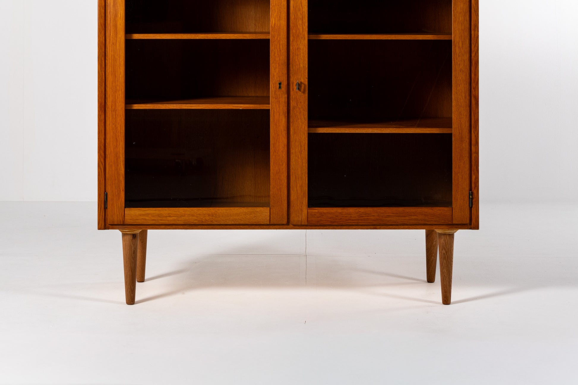 Scandinavian display cabinet tapered legs