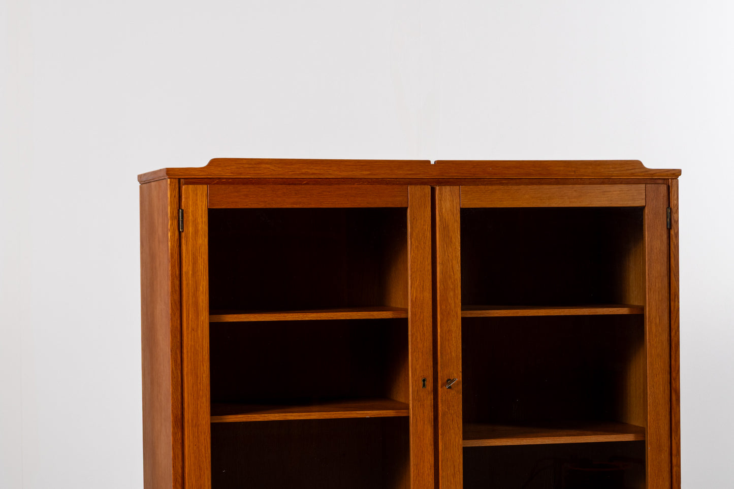 Oak wood grain detail cabinet