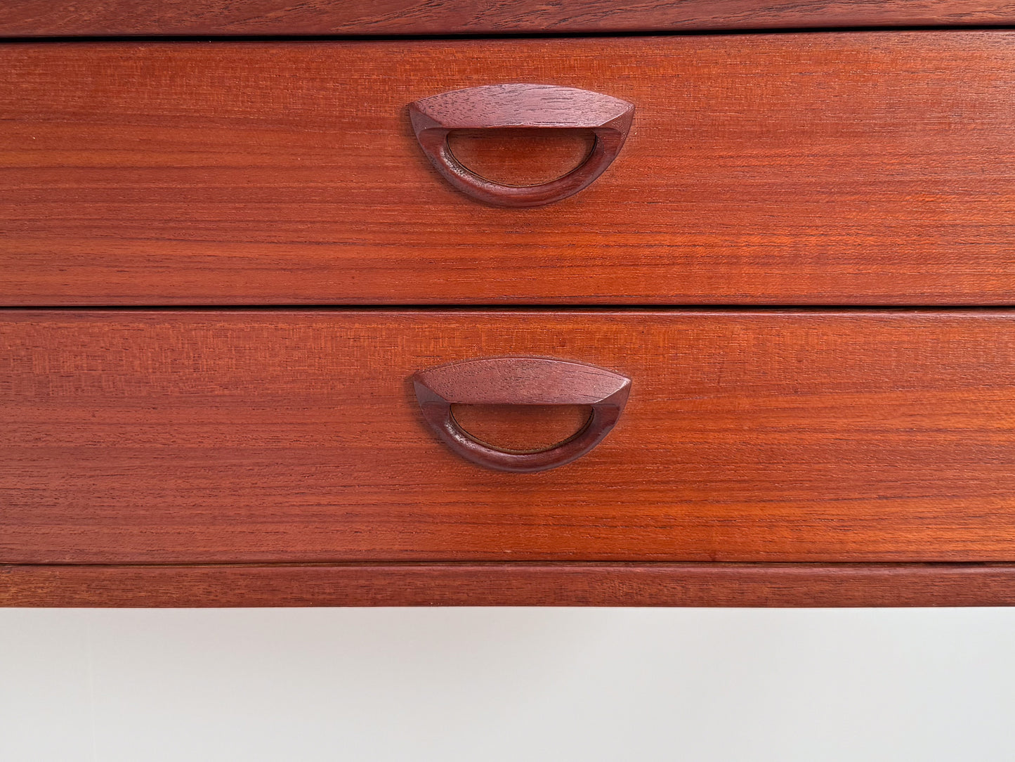Teak wood grain detail shelves