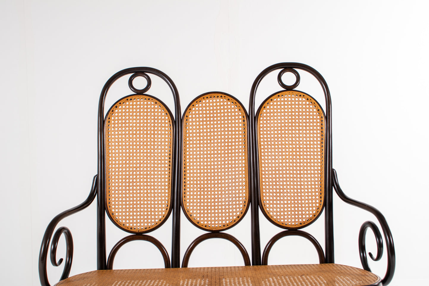 Bentwood bench with scroll arms and decorative rings, Thonet