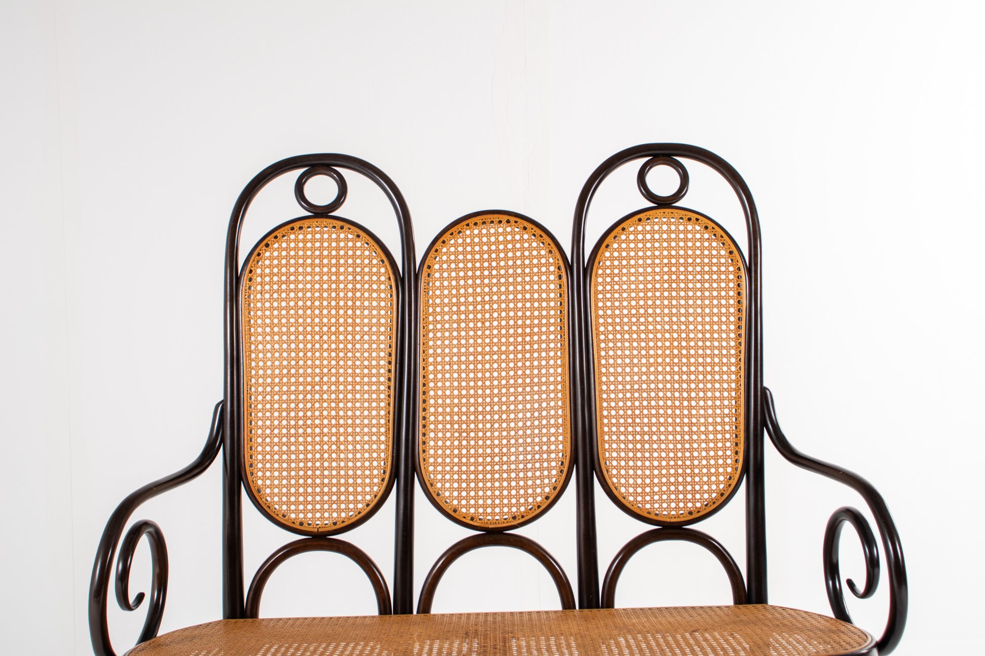 Bentwood bench with scroll arms and decorative rings, Thonet