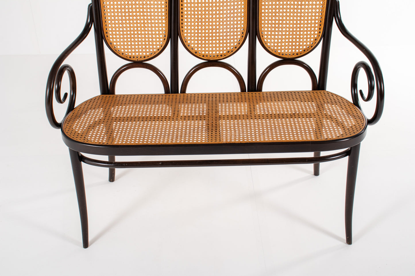 Bentwood bench with scroll arms and decorative rings, Thonet