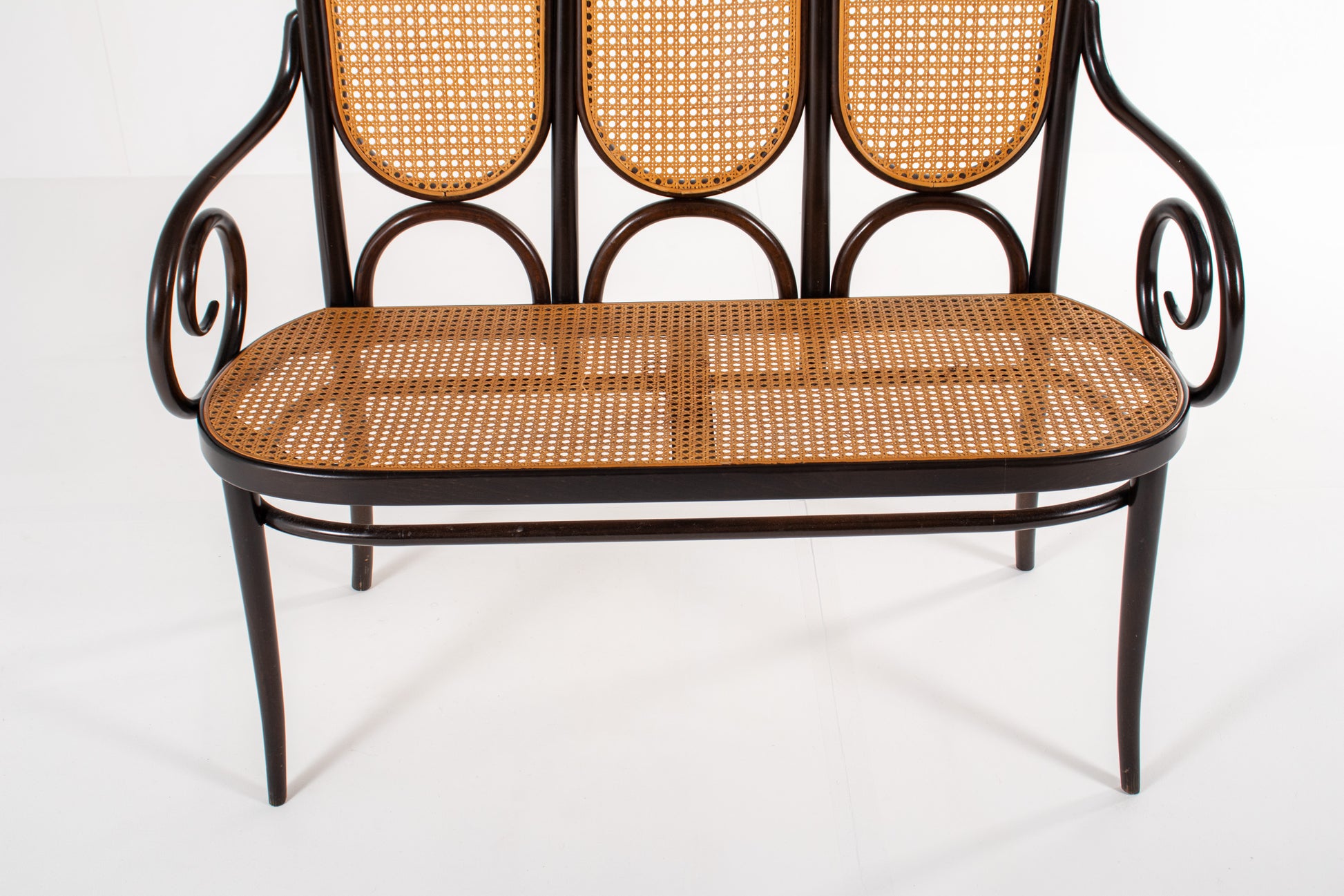 Bentwood bench with scroll arms and decorative rings, Thonet