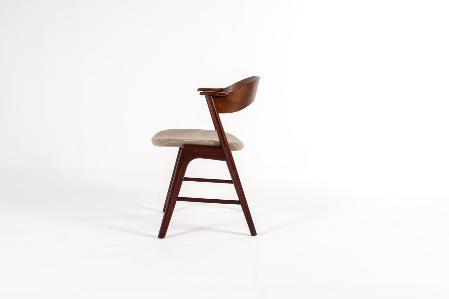 Side view of Danish mid-century dining chair in rosewood by Korup Stolefabrik