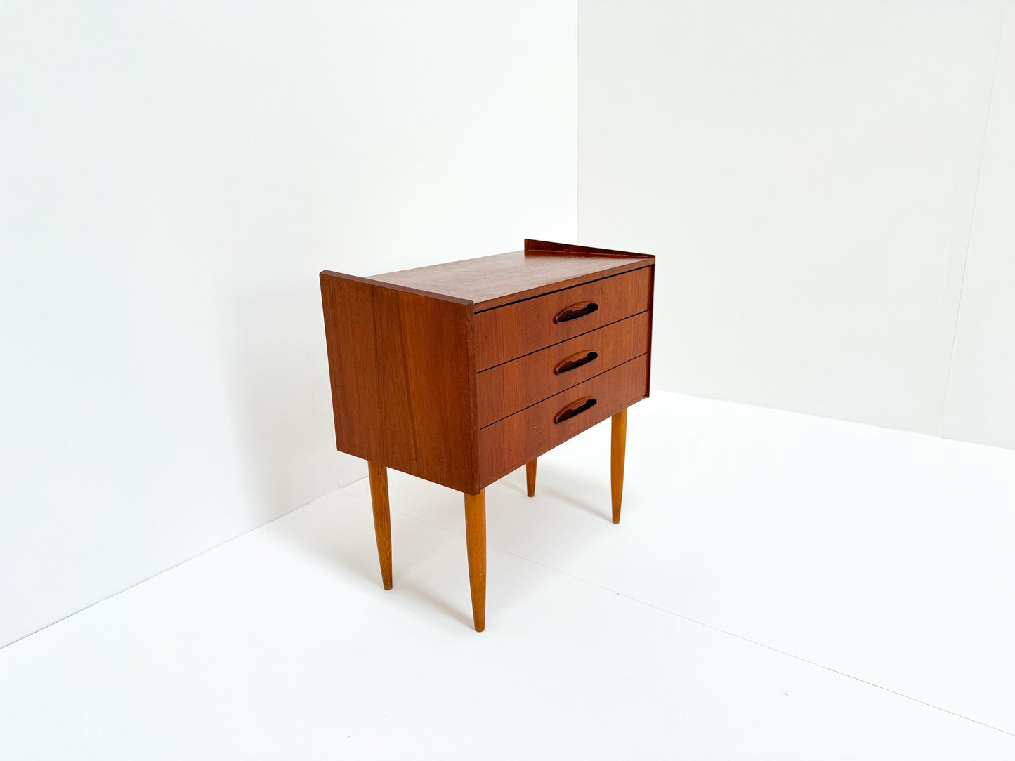 Vintage Mid-Century Teak Veneer Chest of Drawers – Scandinavian Minimalist Design